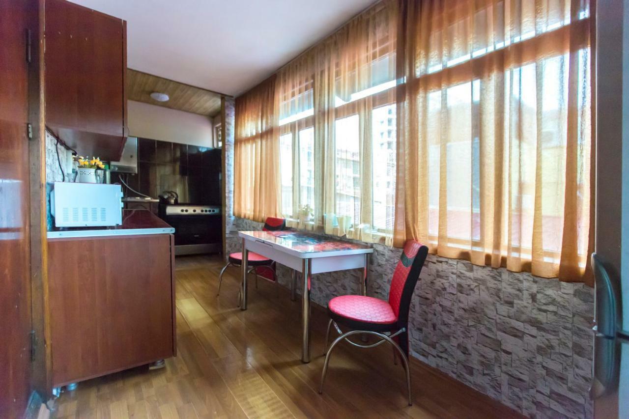 Квартира У Бульвара 1 Batumi Bagian luar foto